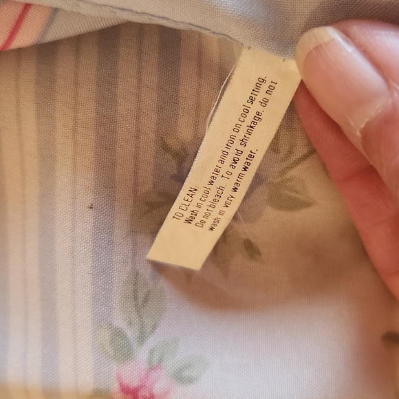 Vintage Avon Floral Bouquet 36x36 Square Scarf 1989 Pink & Blue Roses - Picture 5 of 5